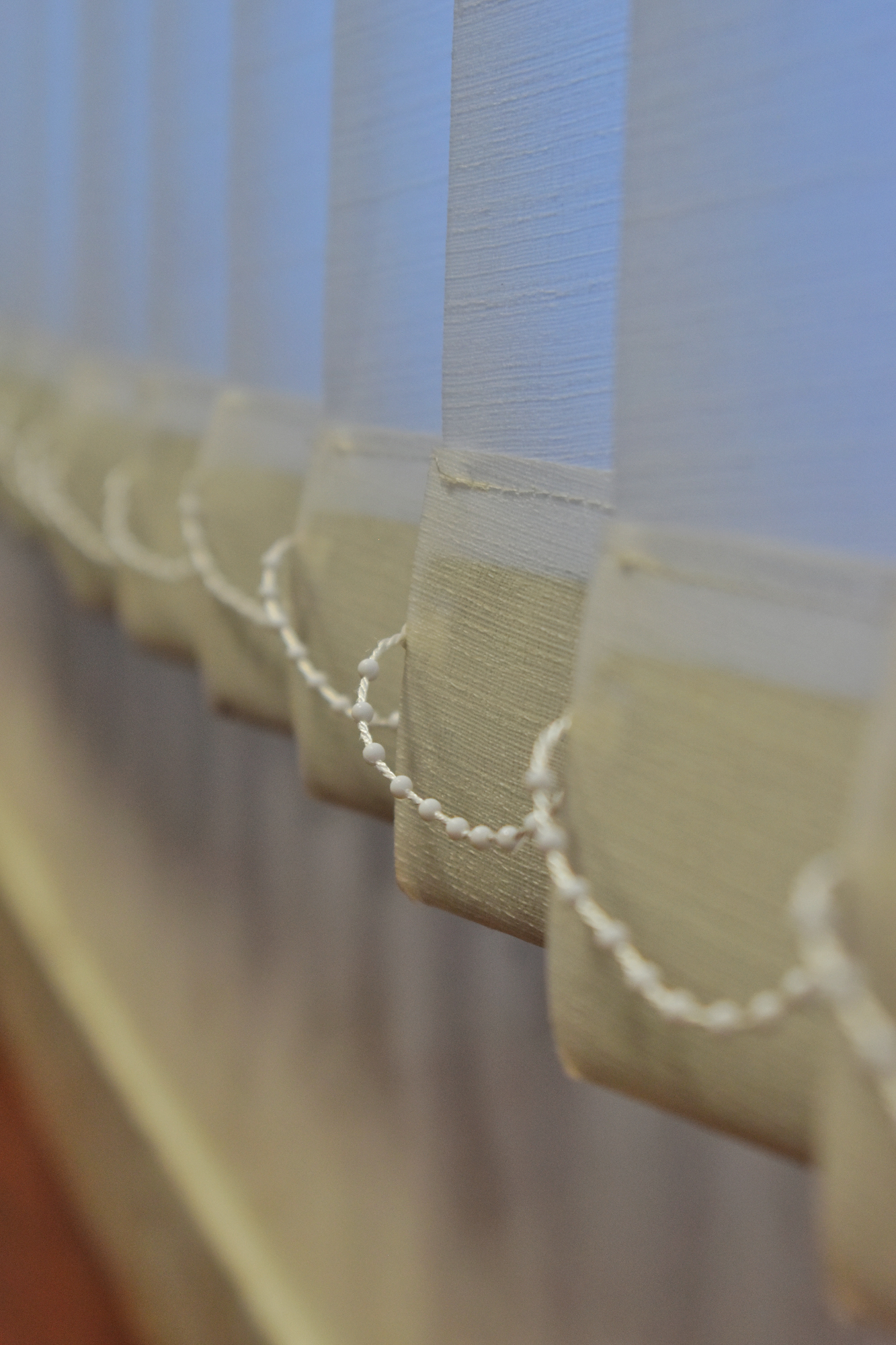 Različne lamelne zavese z vzorci za dnevno sobo
